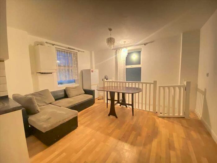 2 Bedroom Apartment To Rent In Castlehill Parade, The Avenue, West Ealing, Ealing, W13