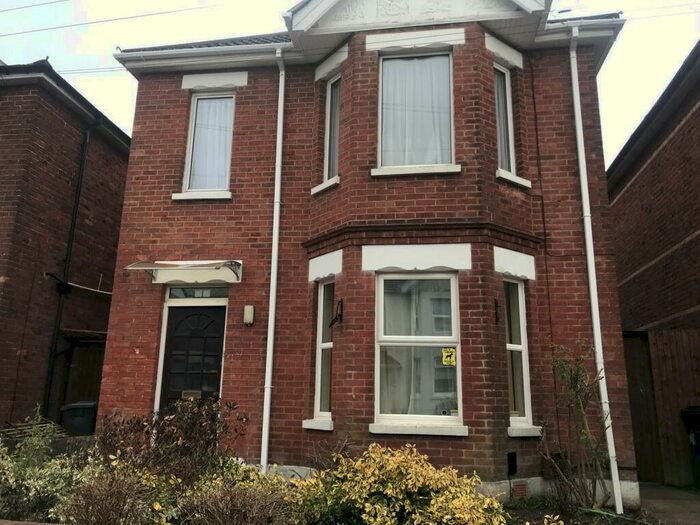 3 Bedroom Flat To Rent In Bedroom First Floor Flat In Winton, BH9