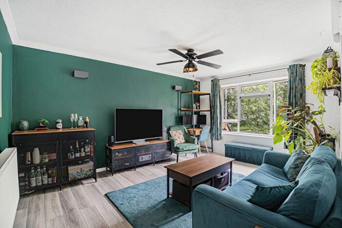 1 Bedroom Flat For Sale In Levett Road, Leatherhead, KT22
