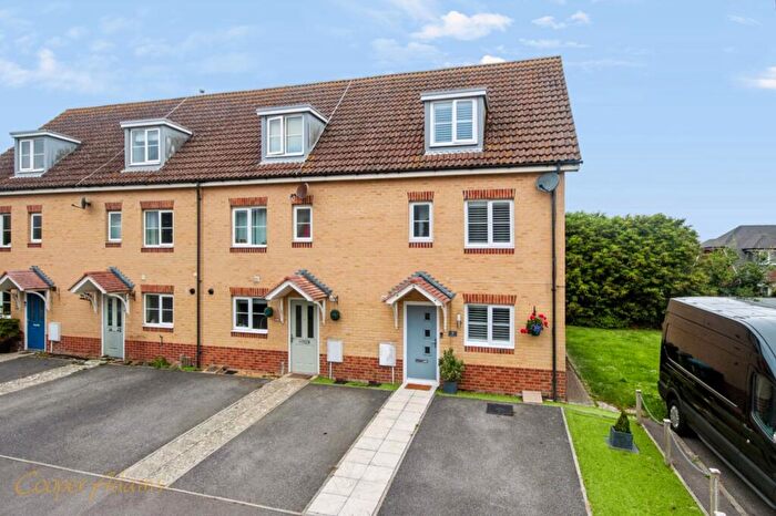 4 Bedroom End Of Terrace House For Sale In Hollist Chase, Wick, BN17
