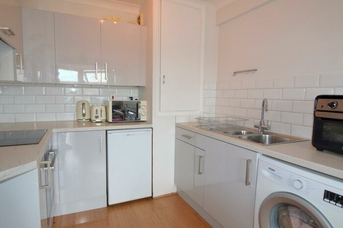 1 Bedroom Flat To Rent In Charwood Road, Wokingham, RG40