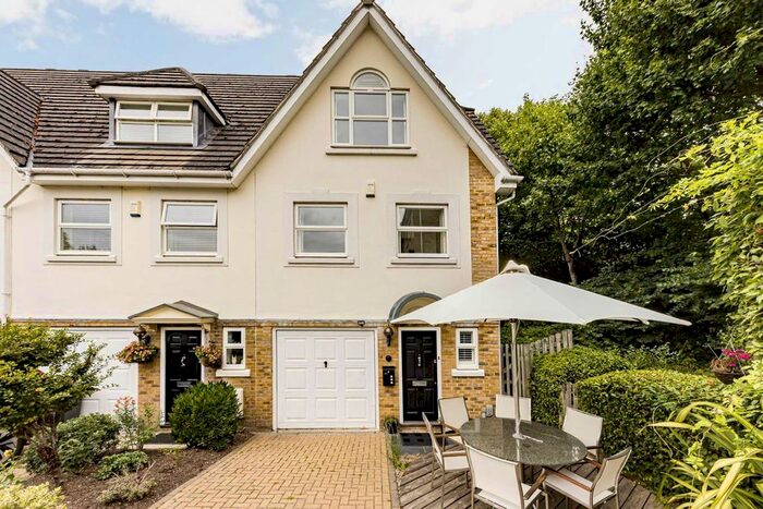 4 Bedroom Semi-Detached House To Rent In Penners Gardens, Surbiton, KT6