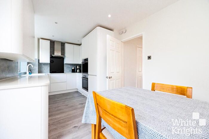 3 Bedroom Detached House For Sale In Kingsford Close, Woodley, Reading, Berkshire, RG5