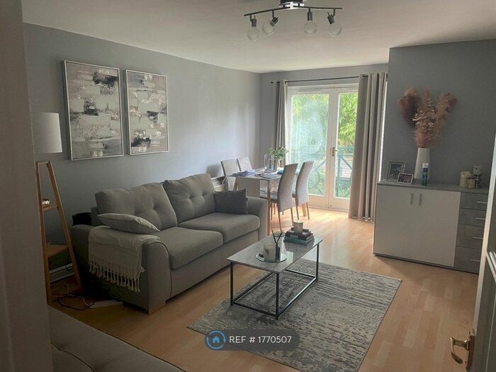 2 Bedroom Flat To Rent In Webley Court, Enfield, EN3