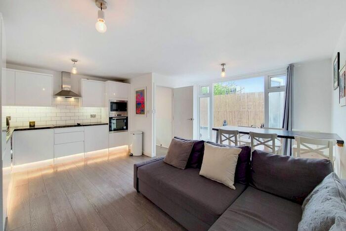 4 Bedroom Maisonette To Rent In Tarbert Walk, Tower Hamlets, London, E1