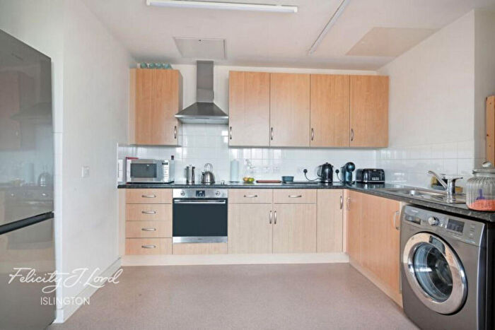 2 Bedroom Flat For Sale In Drayton Park, London, N5