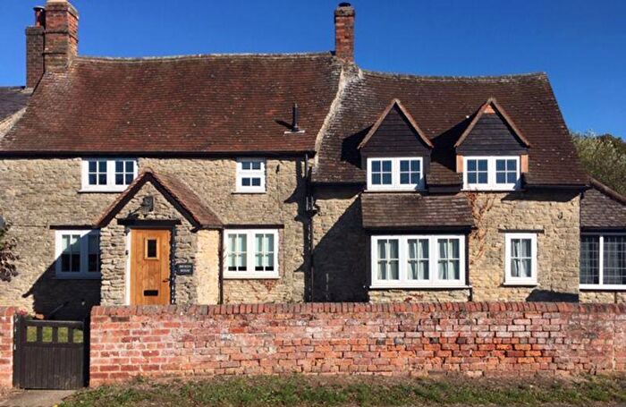 4 Bedroom Semi-Detached House To Rent In Oxford Road, Wendlebury, OX25