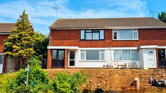 2 Bedroom Maisonette For Sale In Porlock Drive, Luton, LU2