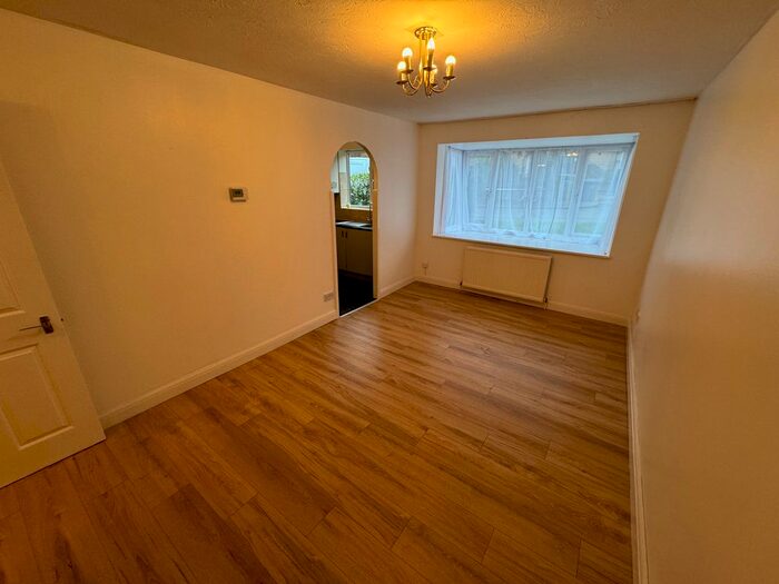 1 Bedroom Flat To Rent In Greenway Close, Friern Barnet, N11