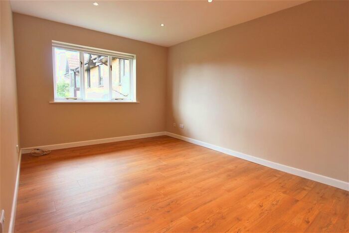 1 Bedroom Flat For Sale In Dalrymple Close, Southgate, N14