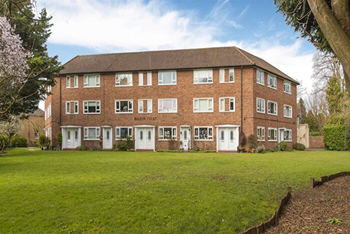 2 Bedroom Apartment For Sale In Bridge Road, East Molesey, KT8