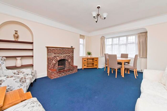 2 Bedroom Flat To Rent In Gloucester Court, Links Road, Lodon, W3