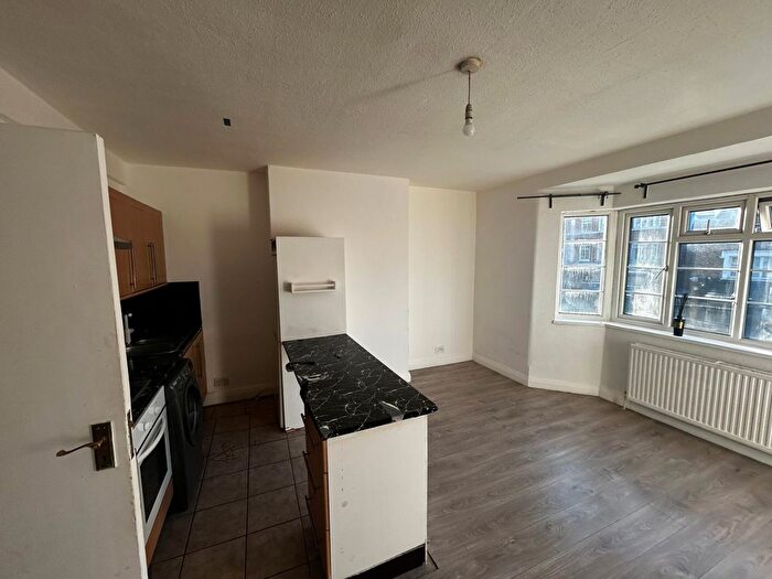 1 Bedroom Flat To Rent In Streatham High Road, London, SW16