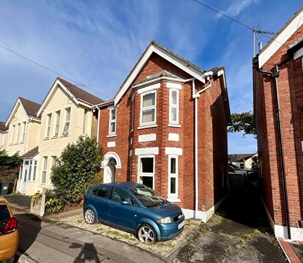 4 Bedroom Detached House For Sale In Somerset Road, Pokesdown, BH7