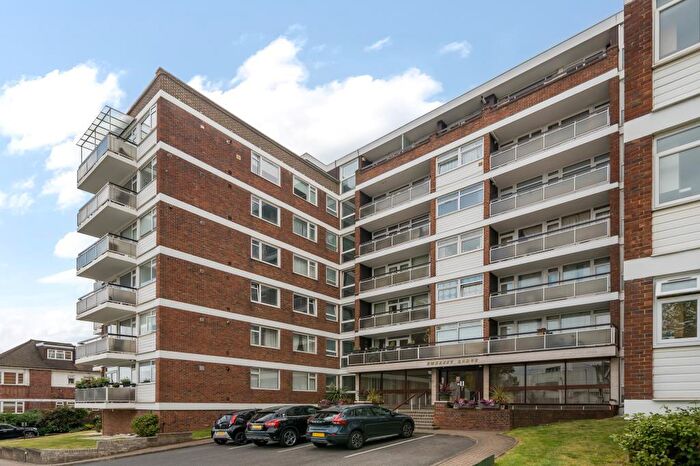 2 Bedroom Flat For Sale In Embassy Lodge, Regents Park Road, N3