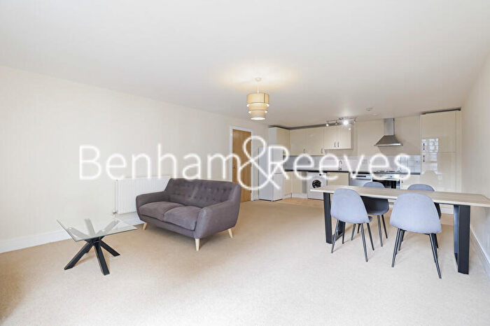 2 Bedroom Apartment To Rent In Westwood House, Millharbour, E14