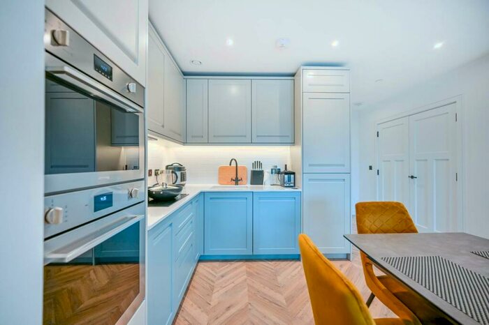 2 Bedroom Flat To Rent In Royal Exchange, Kingston, Kingston Upon Thames, KT1