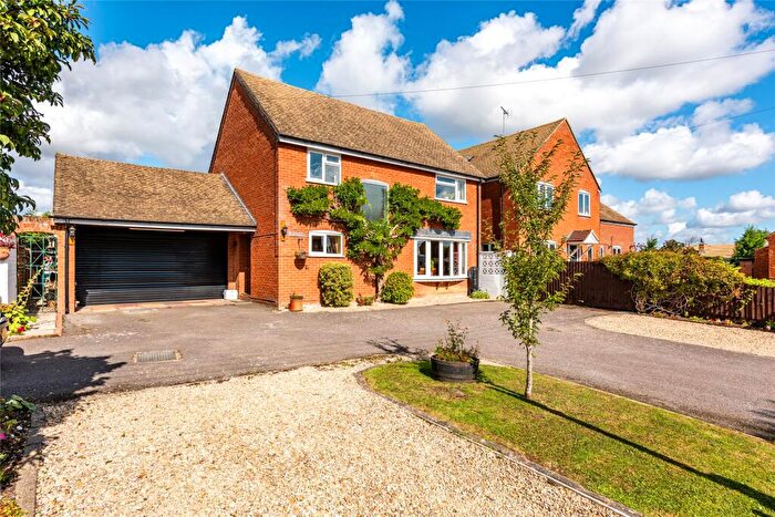 4 Bedroom Detached House For Sale In Bicester Road, Twyford, Buckinghamshire, MK18