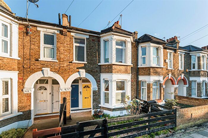 1 Bedroom Flat For Sale In Petersfield Road, London, W3