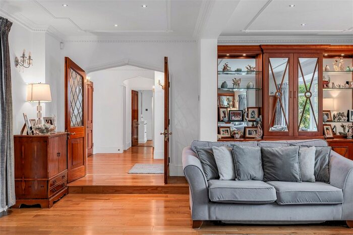 5 Bedroom Detached House For Sale In Herbert Road, Hornchurch, RM11