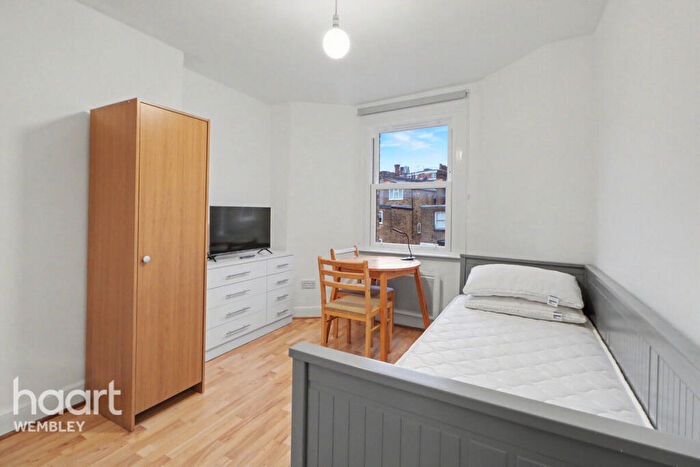 Studio For Sale In Buxton Road, London, NW2
