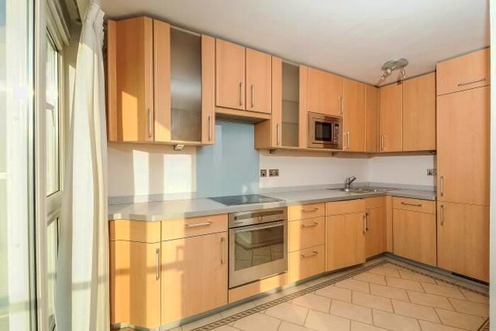 2 Bedroom Flat To Rent In Richmond Hill, Richmond, TW10