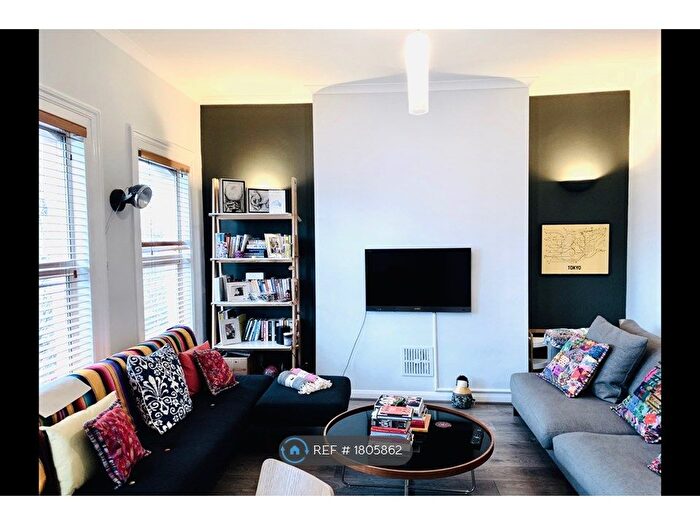 2 Bedroom Flat To Rent In St. John's Hill, London, SW11