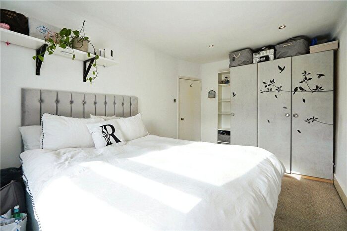 2 Bedroom Flat For Sale In Falcon Road, Battersea, London, SW11
