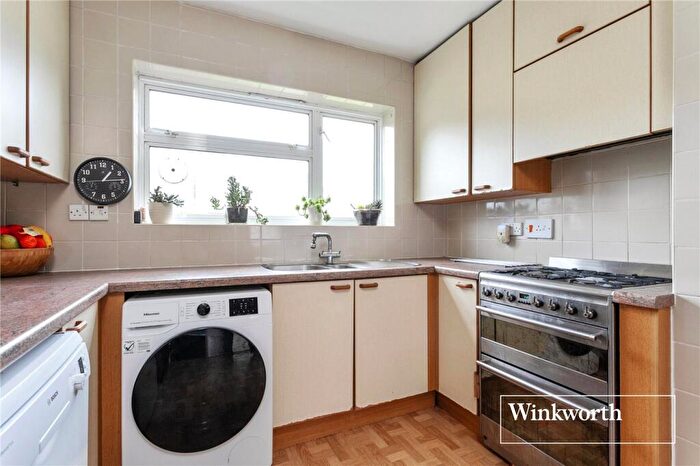 2 Bedroom Apartment For Sale In Temple Close, Finchley, London, N3