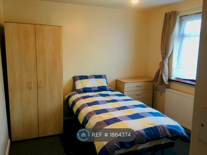 Studio To Rent In Belmont Road, London, N15