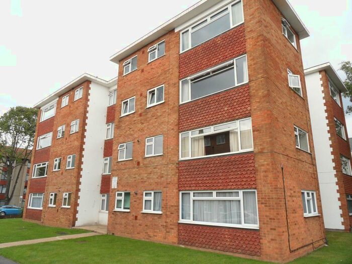 2 Bedroom Flat To Rent In Fairlawnes, Maldon Road, Wallington, Surrey, SM6