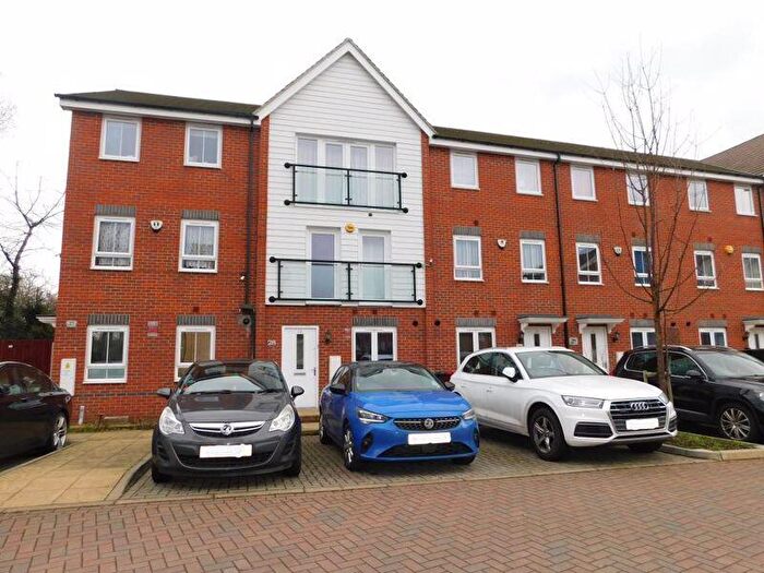 4 Bedroom Terraced House To Rent In Edgeworth Close, Slough, SL3