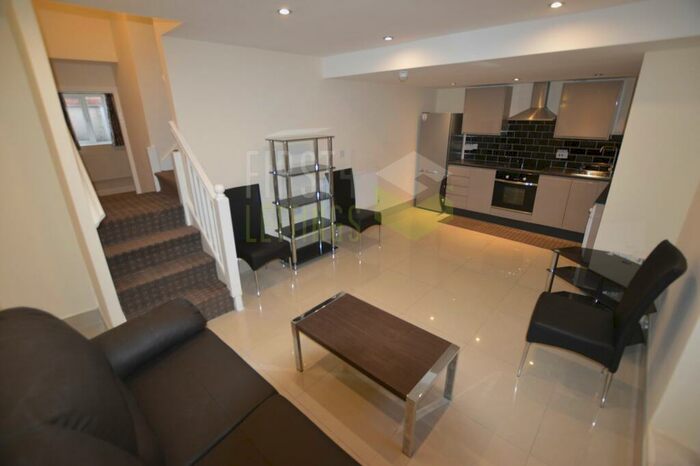 3 Bedroom Flat To Rent In St. James Road, Highfields, LE2