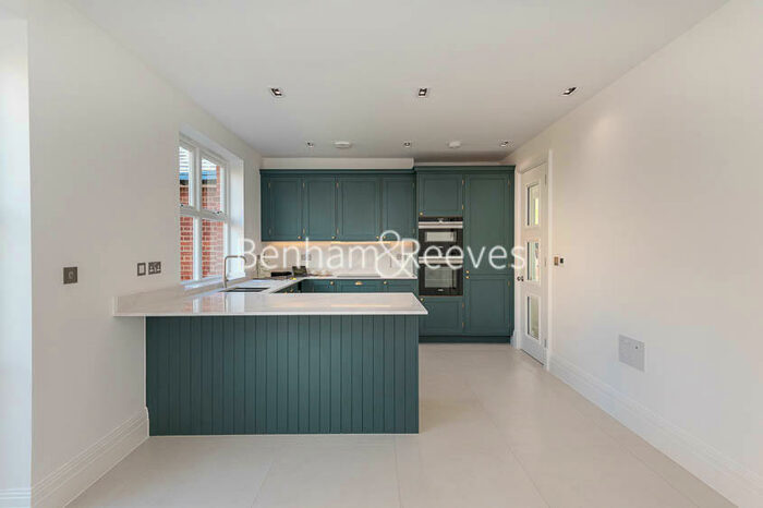 4 Bedroom Apartment To Rent In Rookery Lane, Enfield, EN4