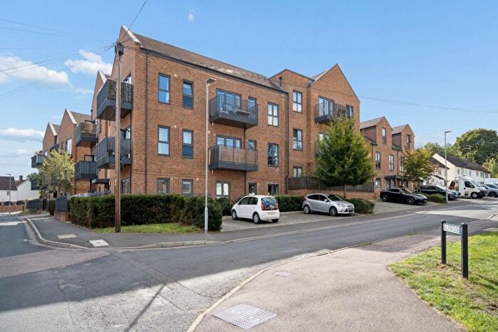 3 Bedroom Flat To Rent In Ferndown Road, Oxhey, WD19