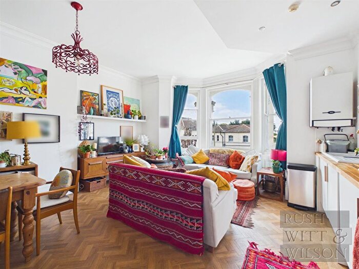 2 Bedroom Flat For Sale In Holmesdale Gardens, Hastings, TN34