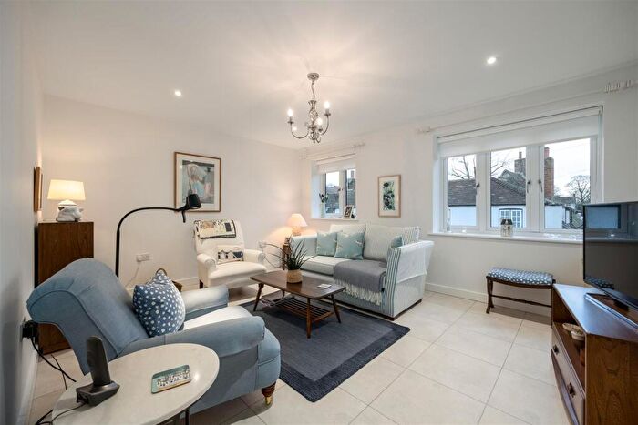 2 Bedroom Apartment For Sale In Barnaby Court, Wallingford, OX10
