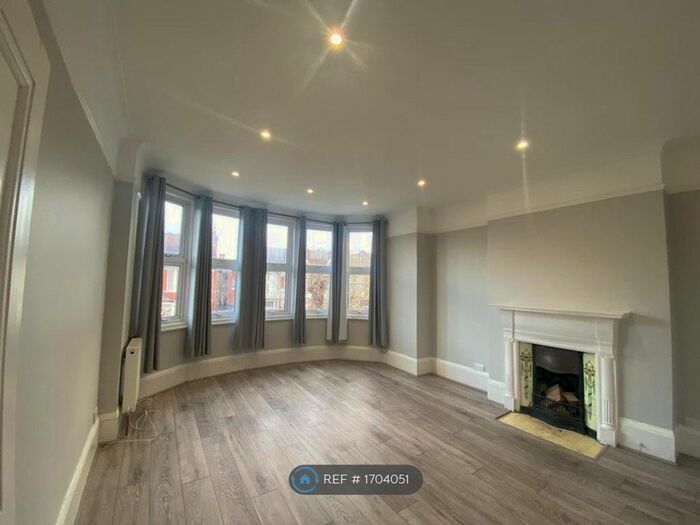 4 Bedroom Flat To Rent In The Mall, London, N14