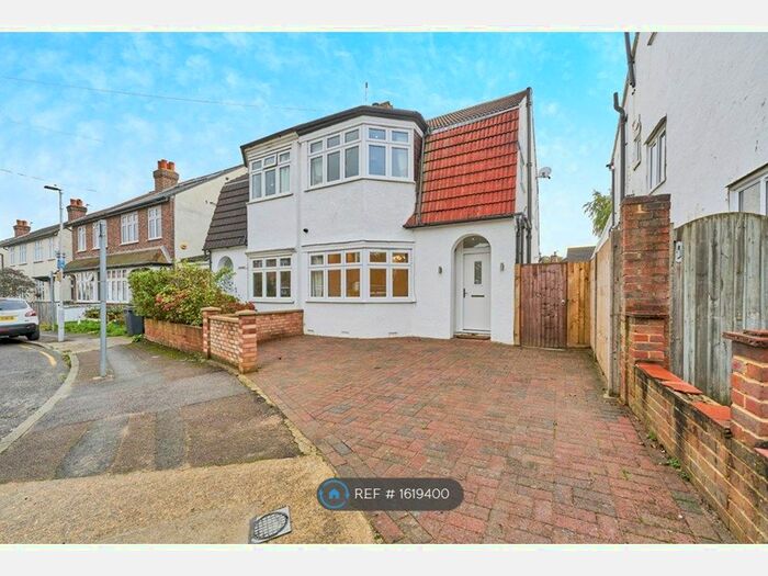 3 Bedroom Semi-Detached House To Rent In Minniedale, Surbiton, KT5