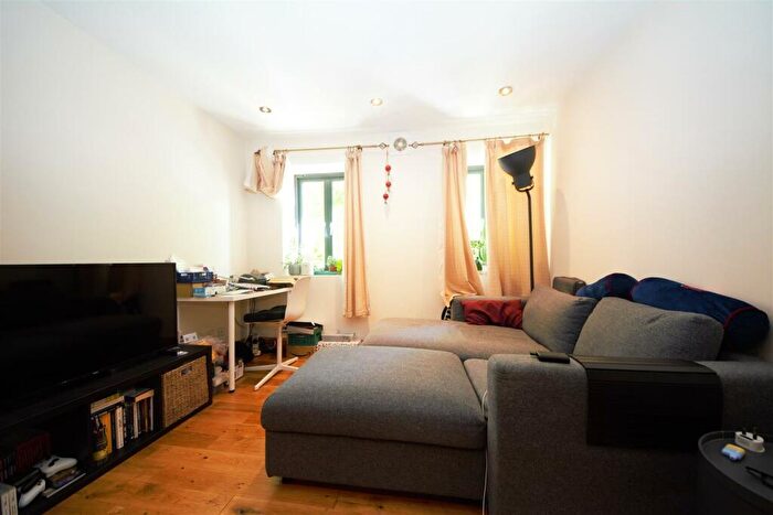 2 Bedroom Flat To Rent In High Road, East Finchley, London, N2