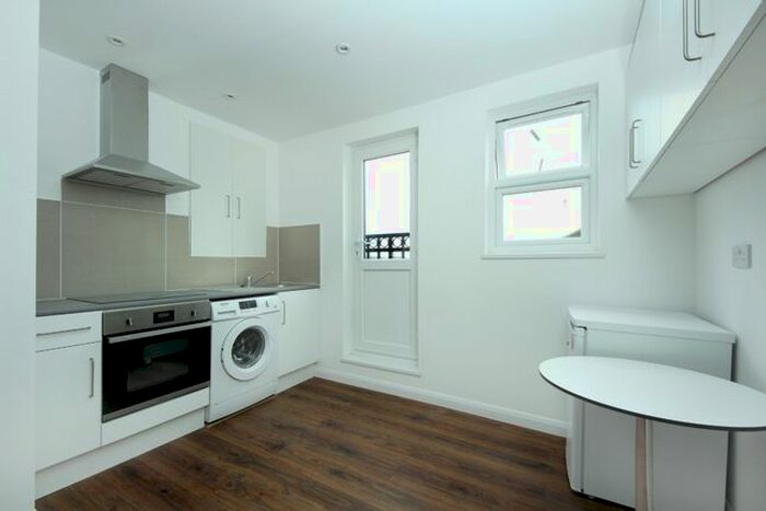 Studio To Rent In Uxbridge Road, London, W12