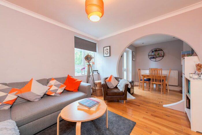 2 Bedroom Flat To Rent In Leigham Court Road, London, SW16