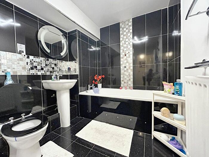 2 Bedroom Apartment For Sale In Selman Close, Hythe, SO45
