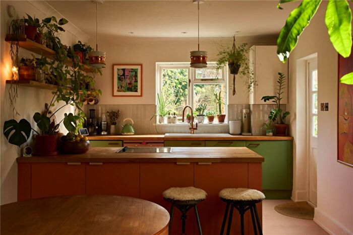 2 Bedroom Apartment For Sale In Elrington Road, London, E8