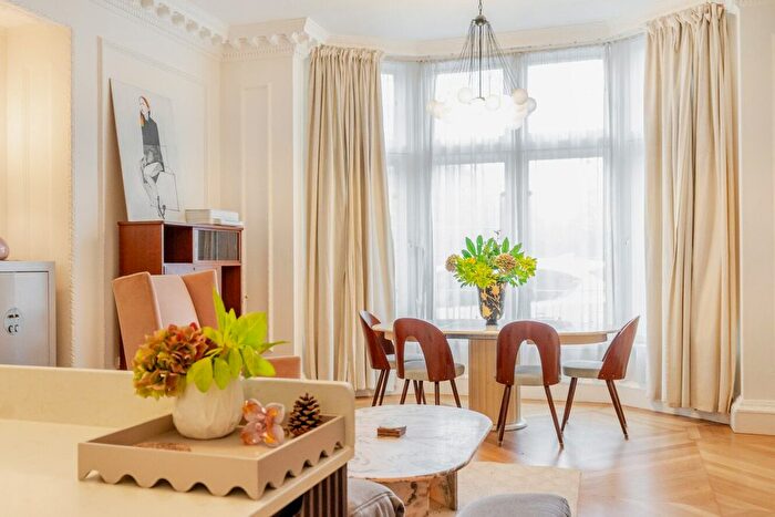 2 Bedroom Flat For Sale In Woodborough Road, Putney, London, SW15