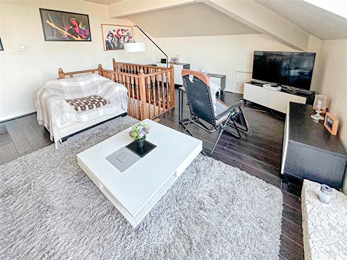 2 Bedroom Penthouse For Sale In Highfields Road, Huddersfield, HD1