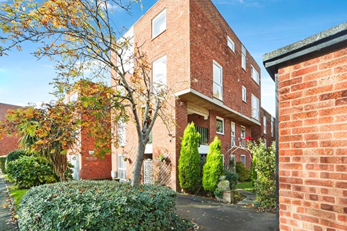 2 Bedroom Apartment For Sale In Lidgett Park Court, Leeds, LS8