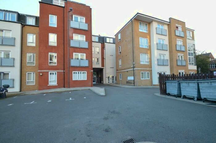 2 Bedroom Flat To Rent In High Street, Rochester, Kent, ME1