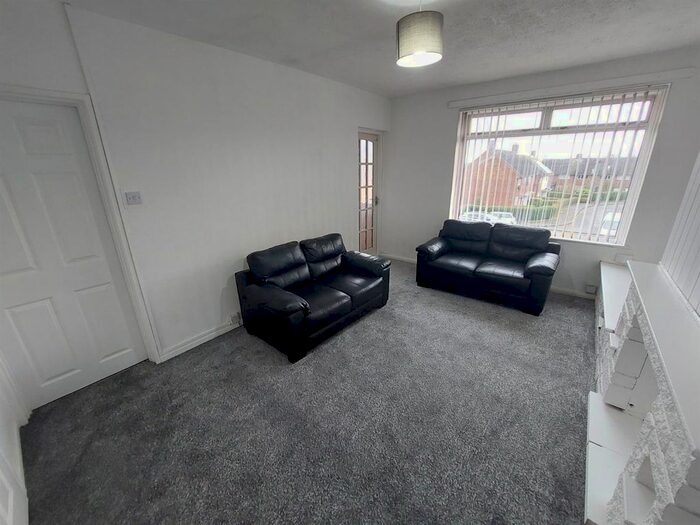 3 Bedroom Flat To Rent In Rennie Grove, Quinton, Birmingham, B32
