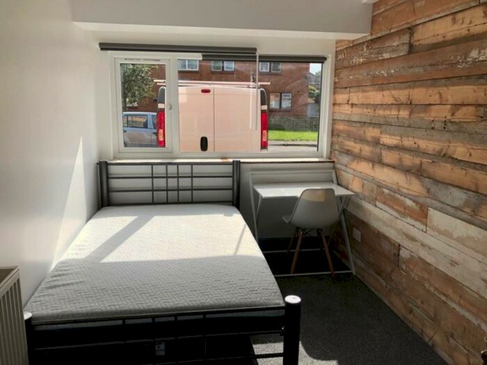 5 Bedroom House To Rent In Brockworth Crescent, Bristol, BS16